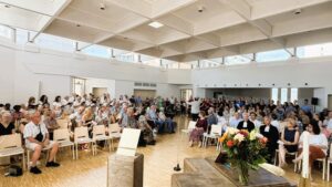 Mehr über den Artikel erfahren „Kirche der offenen Arme“ – Festgottesdienst und Gemeindefest in der Stadtkirche